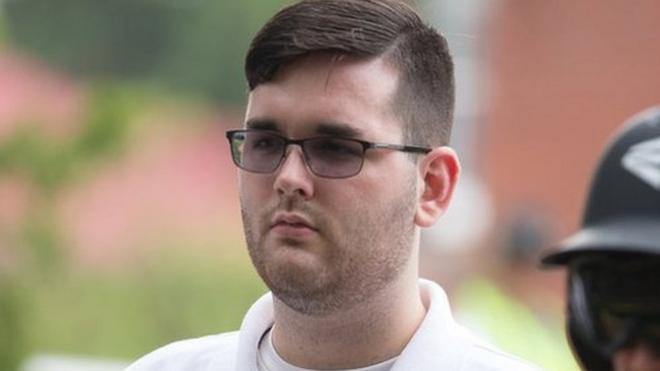 James Alex Fields Jr. custodiado por policías