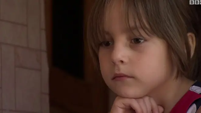 زار مراسل بي بي سي قرية كوما والتقى بأحد الرجال الذي هربت زوجته إلى سوريا للالتحاق بتنظيم الدولة الإسلامية واصطحبت معها بنتيها .