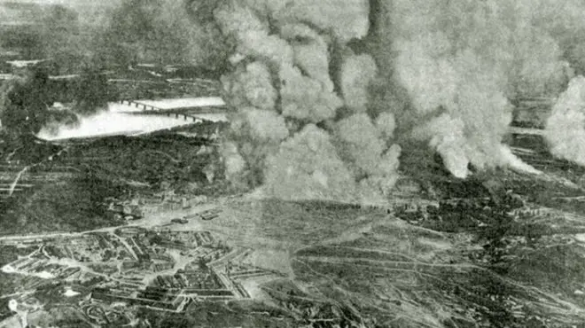 Панорама палаючого Звіринця з аероплану - видніють три місця вибухів