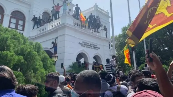 శ్రీలంక ప్రధానమంత్రి కార్యాలయంలో నిరసనకారులు