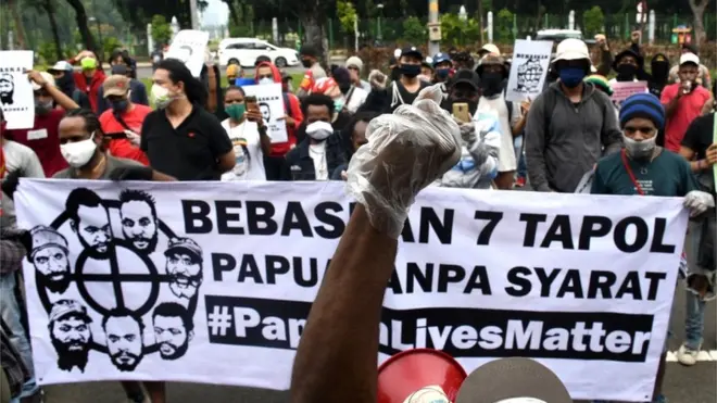 Sejumlah demonstran menggelar aksi di Jakarta, menuntut pembebasan tujuh aktivis Papua yang tengah menjalani persidangan di Balikpapan, Kalimantan Timur.