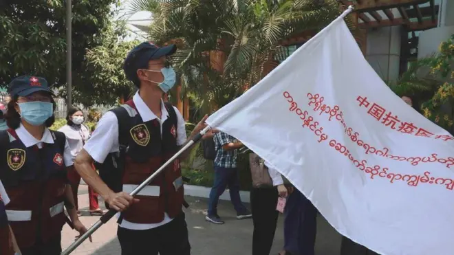 တရုတ်ဆေးပညာရှင်အဖွဲ့ ဆေးပစ္စည်းအထောက်အပံ့တွေနဲ့အတူ မြန်မာနိုင်ငံကို ဧပြီ ၈ ရက်မှာ ရောက်ရှိစဥ်