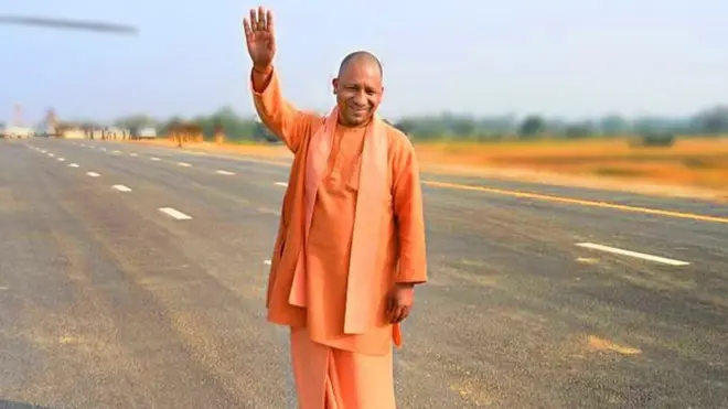 पूर्वांचल एक्सप्रेस वे पर उत्तर प्रदेश के मुख्यमंत्री योगी आदित्यनाथ