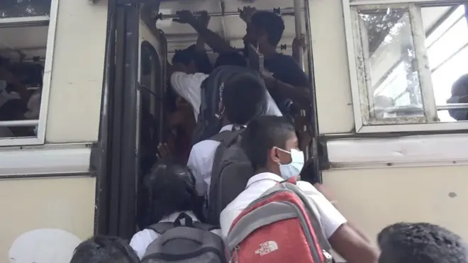 ''අද විභාග ශාලාවේදීත් ලයිට් කැපුවා. කියන දේ කරන්නේ නෑ මේ ආණ්ඩුවෙන්.''