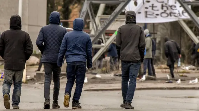 د خېر ښېگڼې ادارو کارکوونکو نن پس له غرمې هم د ښار په بېلابېلو سيمو کې پټو جوړو شويو پنډغالو کې پر کډوالو خواړه ويشل.