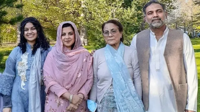 (بائیں سے دائیں): یمنی افضال، مدیحہ سلمان، سلمان کی ماں اور سلمان فضال
