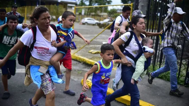 Cientos de migrantes hondureños saltaron el control fronterizo entre Guatemala y México para continuar su viaje hacia EE.UU.