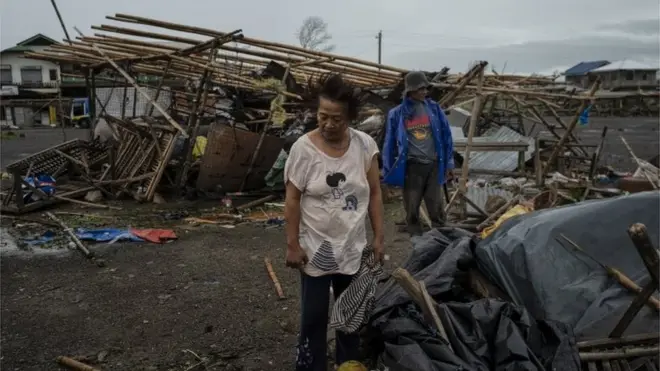 Para penduduk Alcala di Filipina memeriksa kerusakan setelah Topan Mangkhut menerjang.