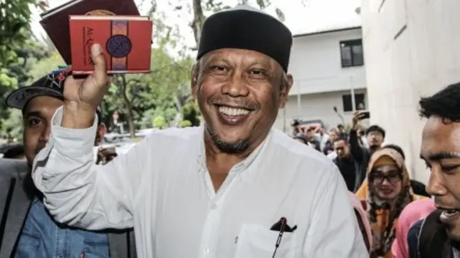 Politikus PAN Eggi Sudjana (tengah) bersiap menjalani pemeriksaan di Dirkrimum Polda Metro Jaya, Jakarta, Senin (13/5/2019). Eggi Sudjana menjalani pemeriksaan sebagai tersangka terkait kasus dugaan kejahatan terhadap keamanan negara atau makar.