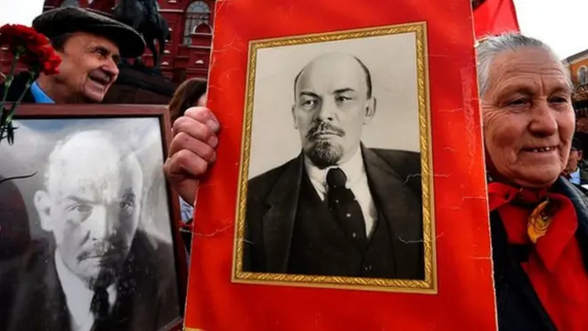 去年4月22日俄罗斯共产党支持者参加红场列宁陵墓花圈安放仪式纪念列宁的生日