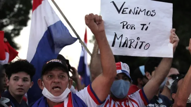 "Venimos por ti, Marito", dice una pancarta en medio de las protestas en Paraguay contra la gestión del presidente Mario Abdo Benítez.