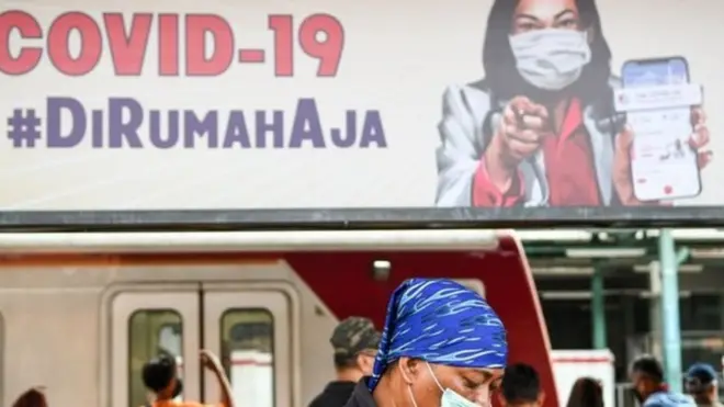 Periode bekerja dari rumah selama pandemi berakhir untuk sejumlah karyawan di Jakarta, setelah pekan ini mereka yang berusia 45 tahun diizinkan pemerintah mulai beraktivitas normal di kantor atau pabrik.