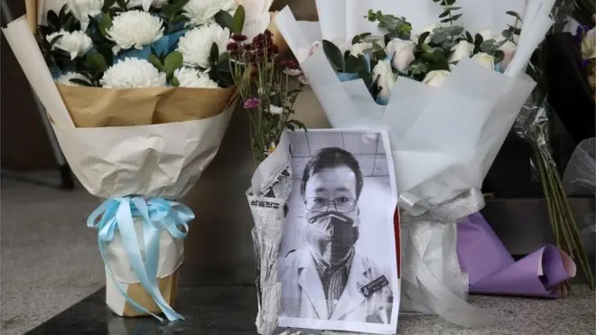 武汉中心医院入口处献的鲜花