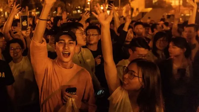 香港新界屯门蝴蝶邨区议会乐翠选区群众得悉何君尧落败后欢呼庆祝（25/11/2019）