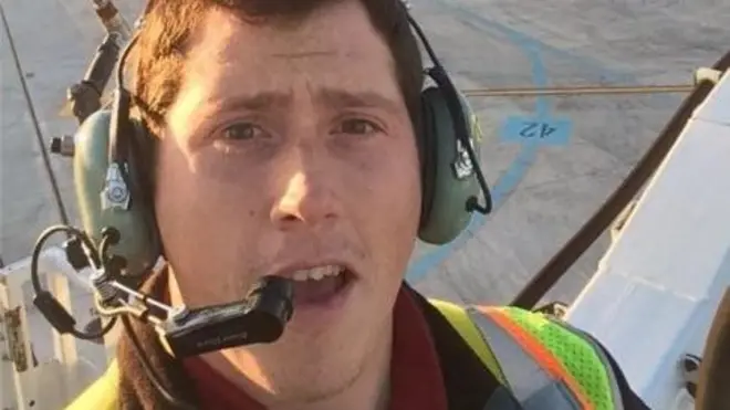 โฉมหน้าของริชาร์ด รัสเซลล์ ขณะที่ทำงานเป็นพนักงานบริการภาคพื้นให้กับสายการบินฮอไรซัน แอร์