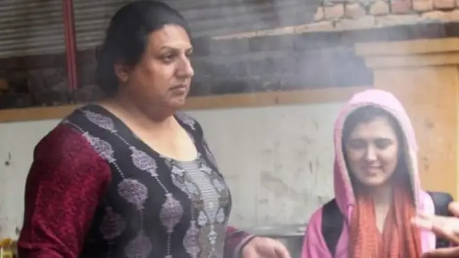 پاکستان جہاں خواجہ سراؤں کو ’تیسری جنس‘ کہا جاتا ہے میں اس کمیونٹی کو عام کاروبار زندگی میں شمولیت کی اجازت ملنا ایک بڑی پیش رفت قرار دی گئی تھی