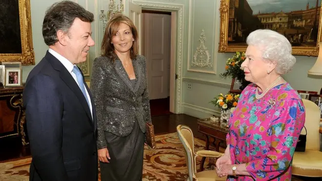 Juan Manuel Santos ya se había reunido con la Reina Isabel II, cuando estuvo en Londres en 2011, pero no fue una visita de Estado, considerada la de más estatus por Reino Unido.