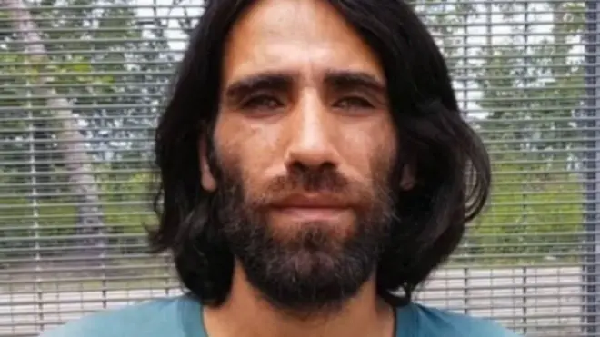 쿠르드 난민 출신의 베루스 부초니는 난민 수용소의 삶을 바탕으로 최근 책을 펴냈다