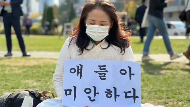 Lee Insook adalah salah satu dari ribuan penduduk Seoul yang berbondong-bondong ke Balai Kota pada Senin (31/10), untuk memberi penghormatan kepada korban Tragedi Itaewon.