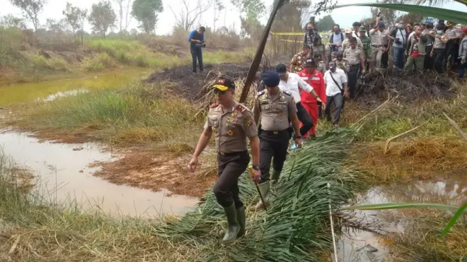 Kapolda Sumatra Selatan Irjen Pol Agung Budi Maryoto (depan) mengatakan pihaknya sudah menetapkan dua orang tersangka pembakaran lahan secara sengaja di wilayah Kabupaten Ogan Ilir.