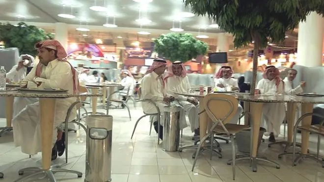 Cette taxe fait partie d'un plan mis en œuvre dans plusieurs pays du Golfe pour juguler la crise du pétrole.