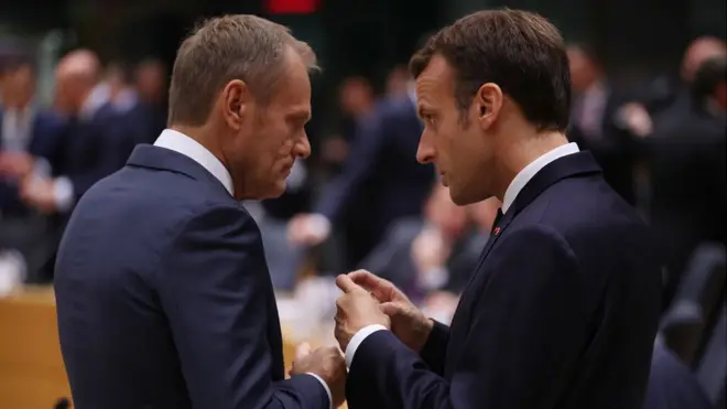 Дать Британии "гибкую отсрочку" предложил глава Европейского совета Дональд Туск (слева). Президент Франции Эммануэль Макрон хотел обставить отсрочку жесткими условиями.