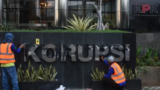 Pekerja memperbaiki tulisan "Komisi Pemberantasan Korupsi" di Gedung KPK, Jakarta, Kamis (19/12/2019)