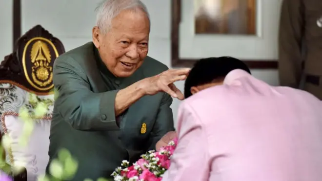 พล.อ.ประยุทธ์ เข้ารดน้ำดำหัวและขอพรจาก พล.อ.เปรม ติณสูลานนท์ เนื่องในเทศกาลสงกรานต์ปี 2561