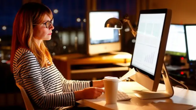 يعتبر العديد من الناس أن قضاء ساعات طويلة في العمل، وكسب أموال كثيرة، دليل على النجاح