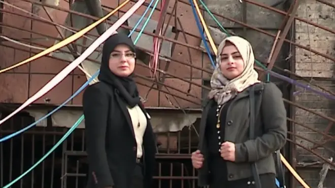 طالبتا طب من الموصل