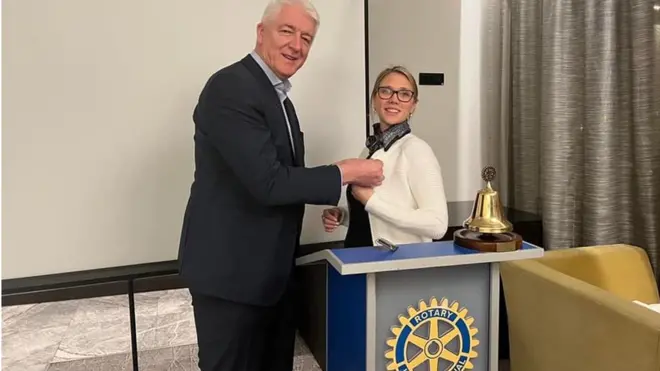 Predsednik Rotari kluba Podgorica Slavoljub Popadić dodeljuje značku novoj članici
