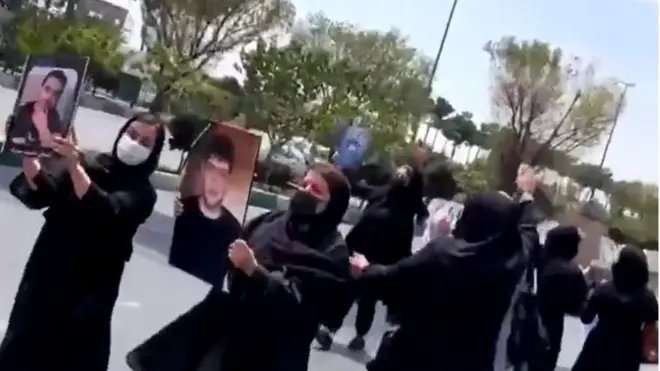 مادران داغدار در خیابان از مردم می‌خواستند که همراه آنان شوند