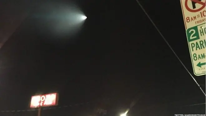 7日夜にTwitterに投稿されたカリフォルニア上空の光の写真