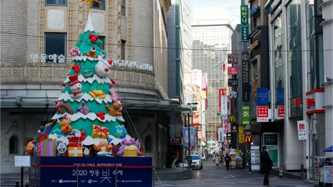 연말에도 한산한 명동거리