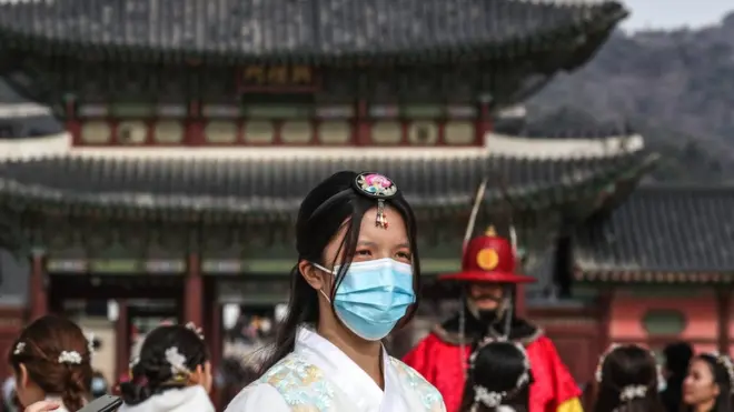 한 관광객이 경복궁에서 사진 촬영을 하고 있다