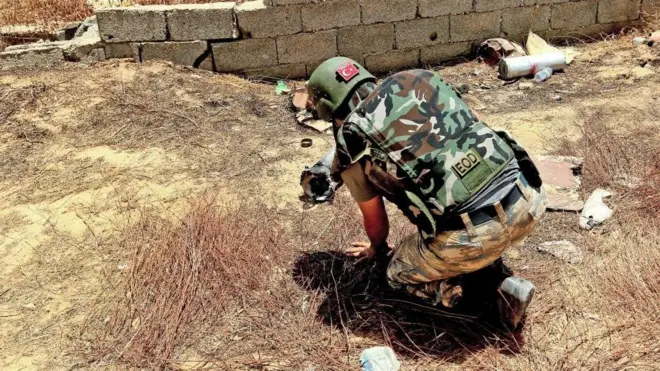 أخصائي تركي في نزع الألغام في العاصمة الليبية طرابلس