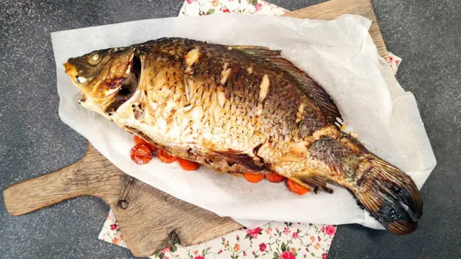 Печений короп з квашеною капустою