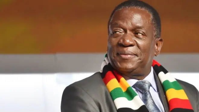 Rais wa Zimbabwe Emmerson Mnangagwa akiwa amevalia skafu yenye rangi za bendera ya Zimbabwe