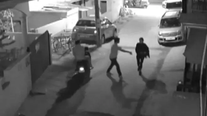 سی سی ٹی وی فٹیج میں دو لڑکے ایک راہ جاتی لڑکی پر حملہ کرتے ہوئے صاف نظر آ رہے ہیں