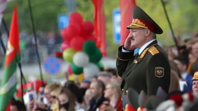 Лукашенко вирішив не відмовлятися від параду навіть під час пандемії