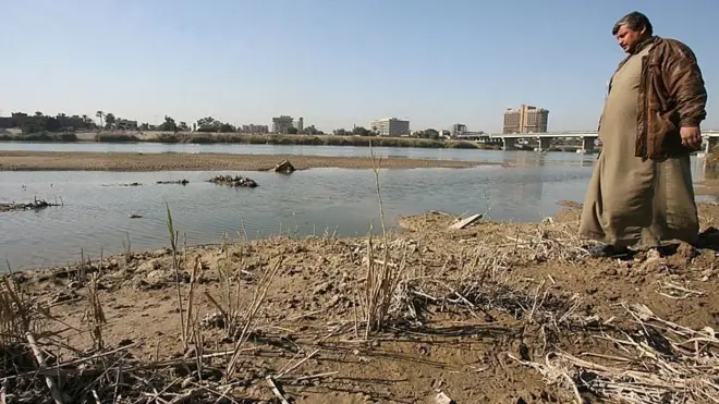 عراق می‌گوید سطح آب دو رودخانه دجله و فرات که از ترکیه سرچشمه می‌‌گیرند تا ۵۰ درصد کاهش یافته است