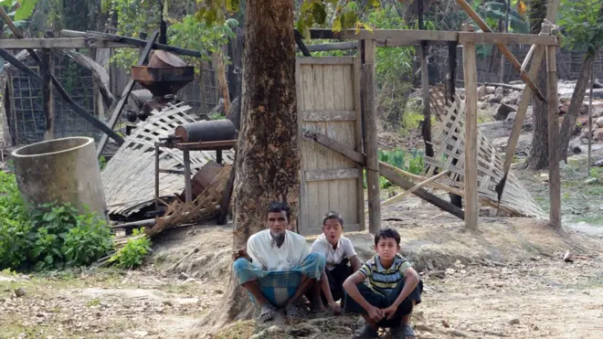 Arakan Müslümanlarının yaşadığı yakılan bir köy.