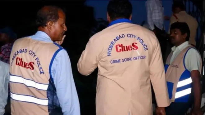 आग लगने की घटनास्थल पर पुलिस जांचकर्ता