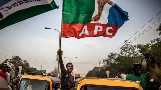 Man dey hold APC flag