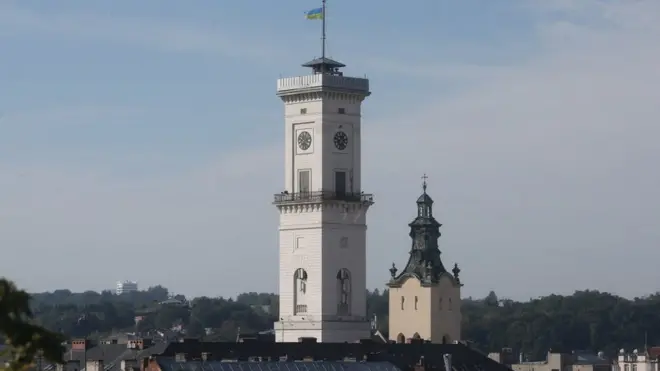 Львівська ратуша - один із символів місцевого самоврядування України