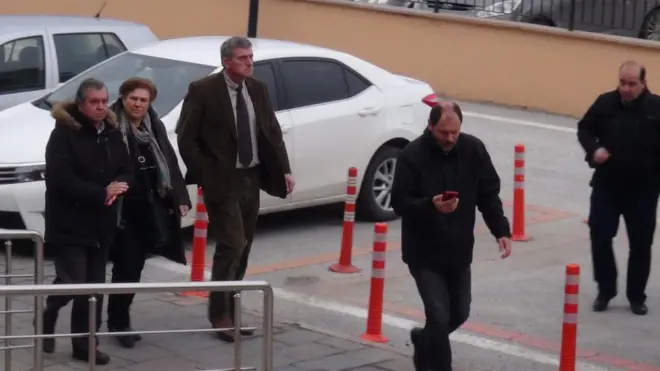 Tutuklanan askerlerin aileleri de duruşmanın görüldüğü Edirne'ye geldi