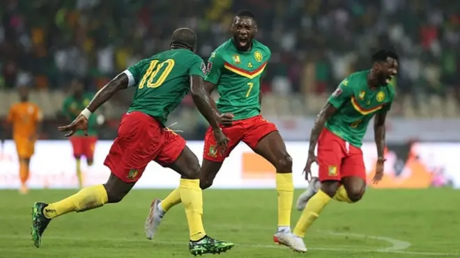 Le Camerounais Karl Toko Ekambi (C) célèbre avec ses coéquipiers après avoir marqué un but lors du match de qualification pour la Coupe du Monde de la FIFA 2022 au Qatar entre le Cameroun et la Côte d'Ivoire.