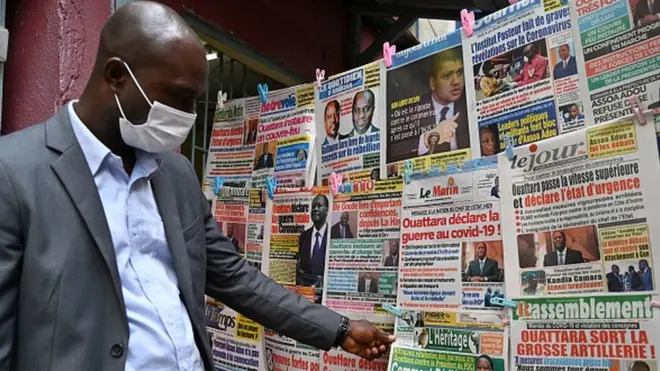 Un kiosque à journaux en Côte d'Ivoire.