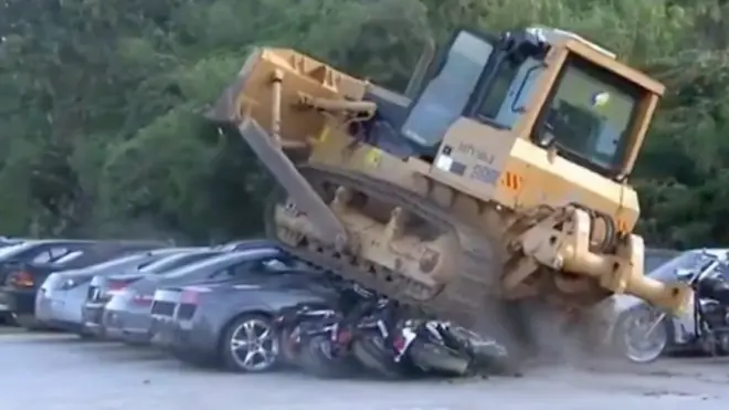 бульдозер давит дорогие машины