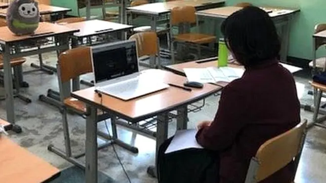 ऑनलाइन क्लास लेती एक शिक्षक